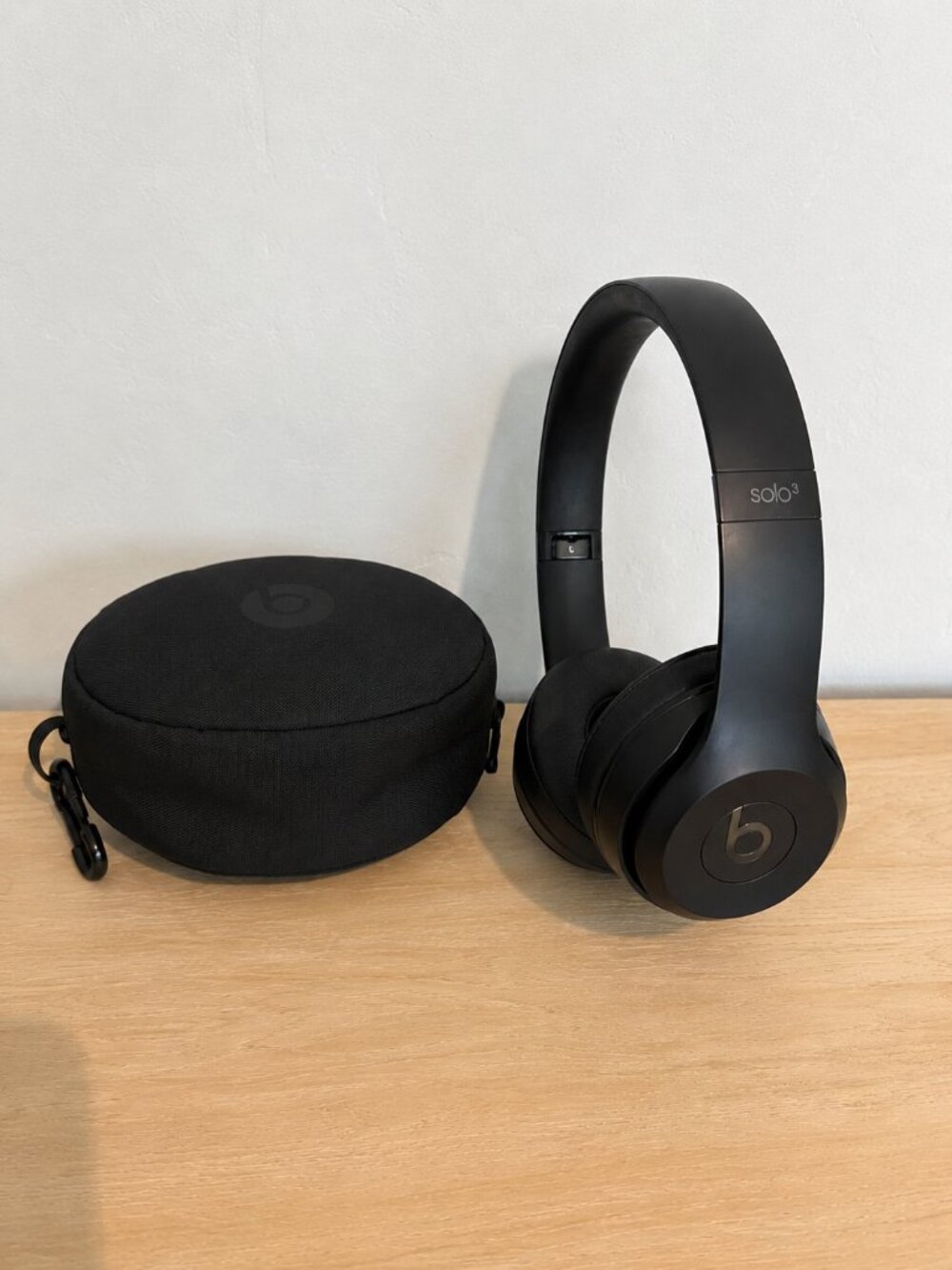 Beats Solo3 Wireless Headphones Black w/ Carrying Case